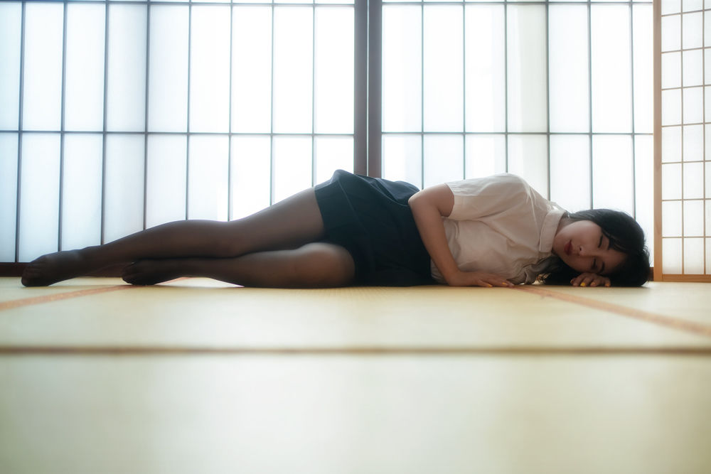 性感与酷帅的碰撞：Coser云溪溪演绎全新女警版尤尔哈2B