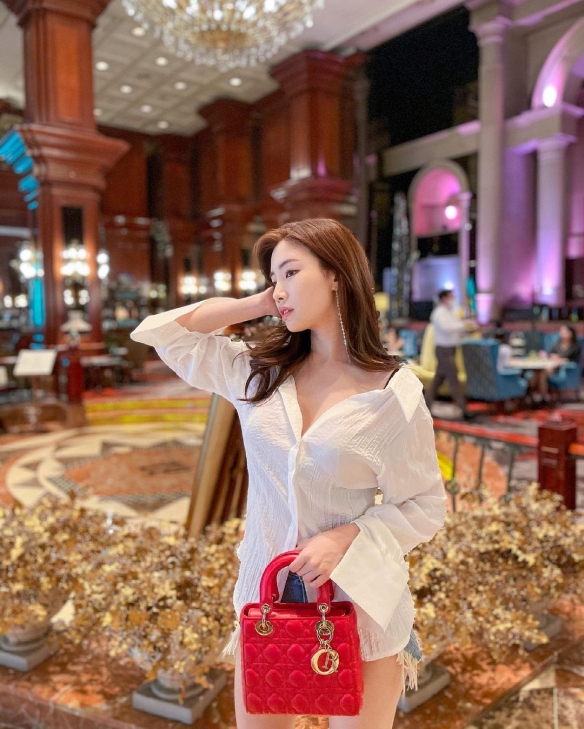 鬼灭之刃·蝴蝶忍COSPLAY：YeBin的性感美白引爆粉丝狂热