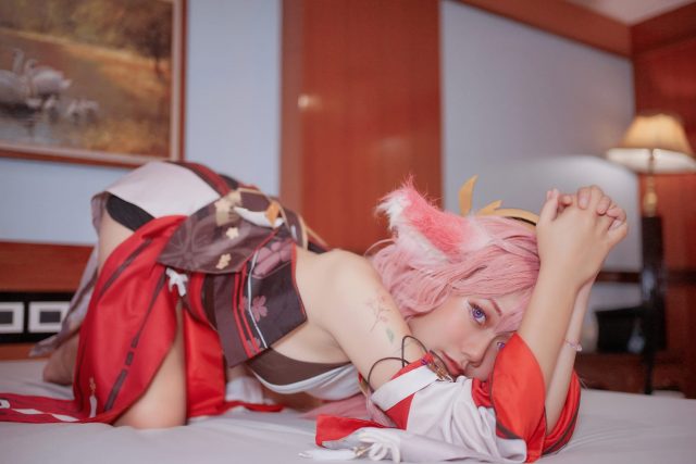 雪猫Yuki《原神》八重神子COS:完美诠释巫女的可爱与性感 雪猫Yuki《原神》八重神子COS:完美诠释巫女的可爱与性感