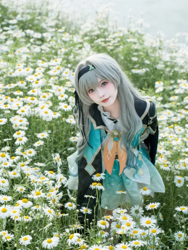 花海中的星光:coser池田七帆演绎星穹铁道流萤之美