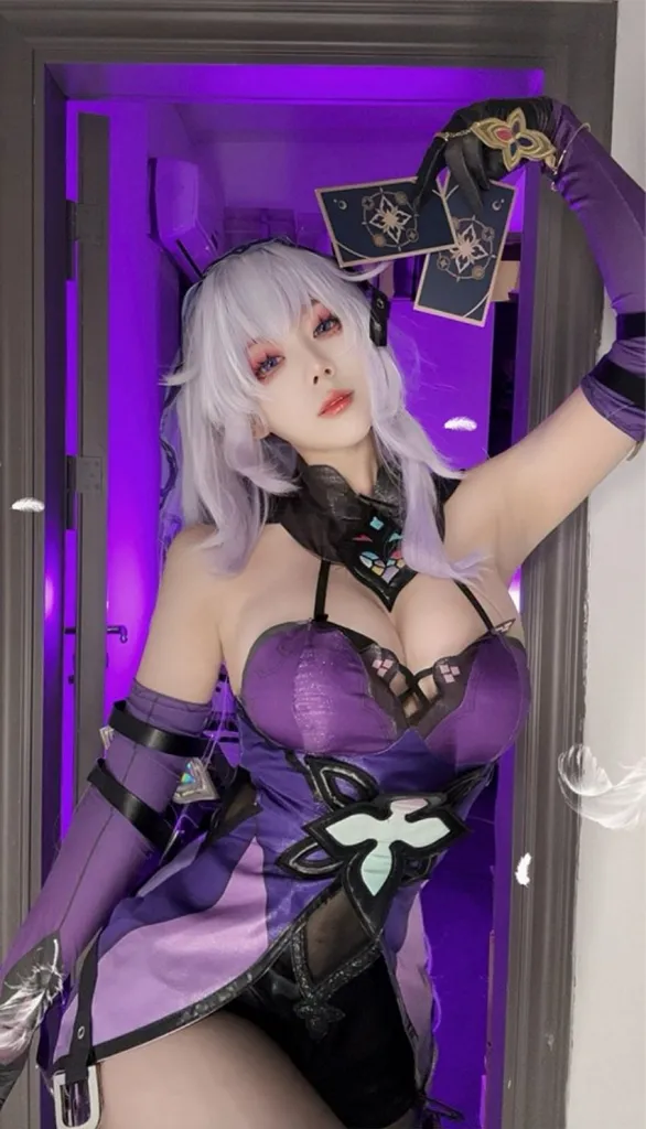 泰国Thicc黑天鹅COS:演绎星穹铁道占卜师的优雅与性感