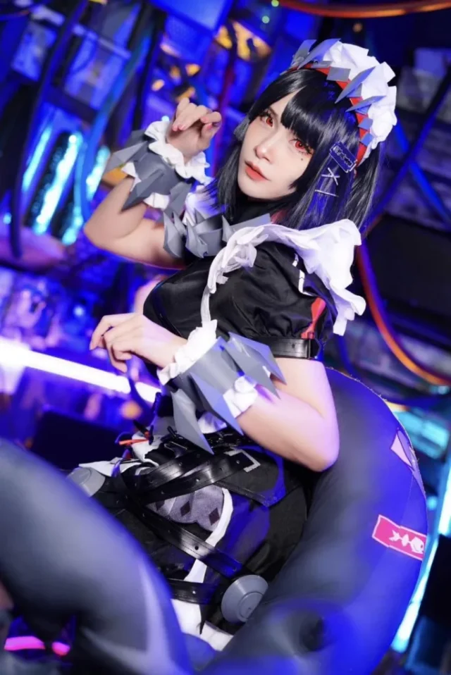 泰国RiNa艾莲·乔COS：完美再现绝区零小鲨鱼的冷艳魅力