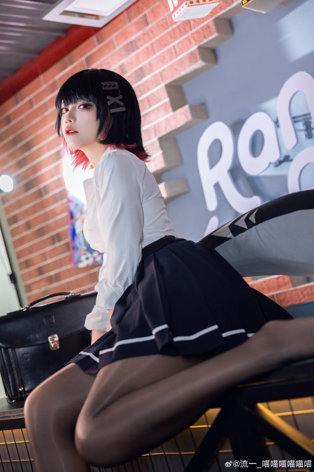 流一_喵喵喵喵喵喵艾莲COS：演绎小鲨鱼的懒散与性感