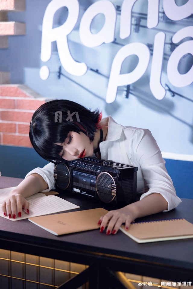 流一_喵喵喵喵喵喵艾莲COS：演绎小鲨鱼的懒散与性感