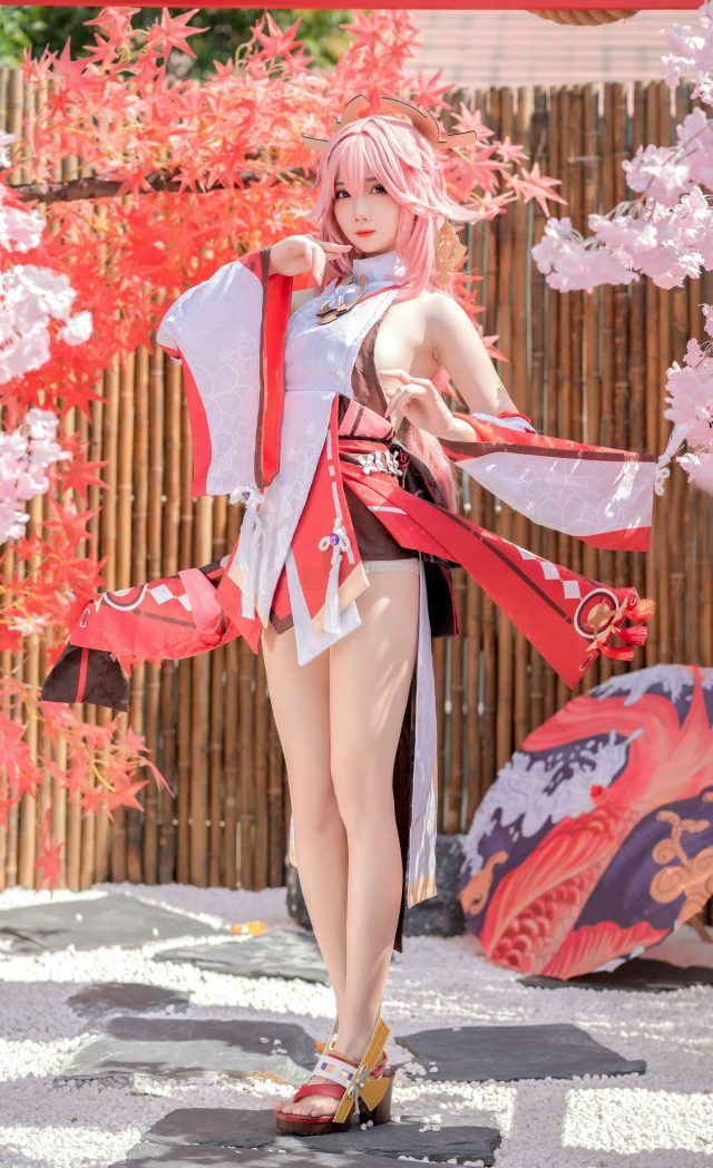 焖焖碳八重神子COS：短裙与长腿勾勒出神秘与性感的魅力