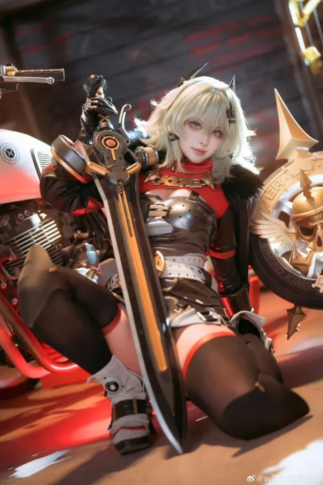 性感与酷帅并存：coser w百合欧皇子w再现凯撒的无限魅力