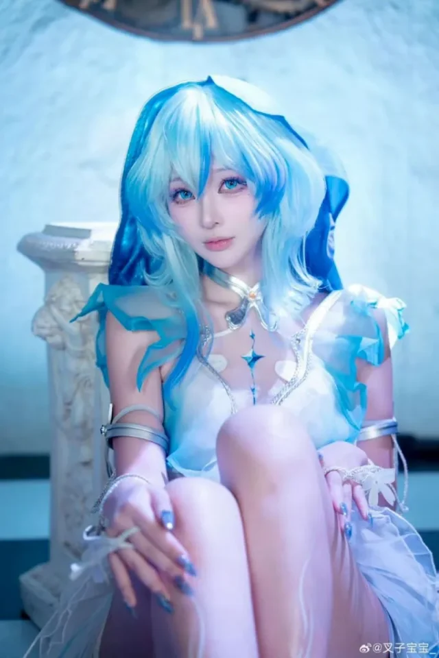 性感与甜美的完美碰撞:coser叉子宝宝化身《鸣潮》守岸人