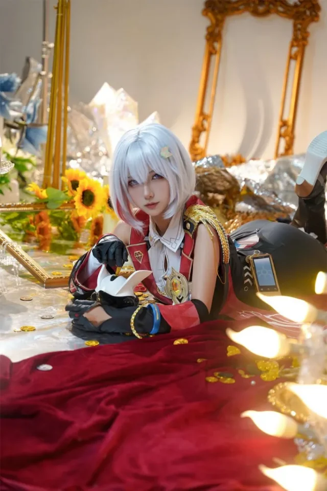 崩坏星穹铁道托帕COS:seya狮砸带来性感与冷酷的双重魅力