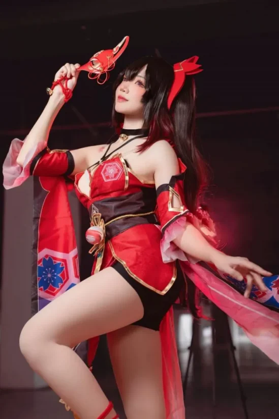 泰国coser Minnexcos化身花火,诠释假面愚者的可爱与性感