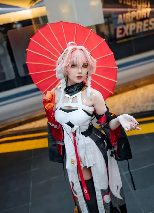 美丽与智慧的双重魅力:泰国Coser Ahri完美诠释鸣潮的长离