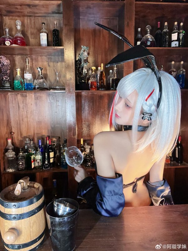 碧蓝航线阿璇学妹COS：演绎兔女郎杜伊斯堡的性感与俏皮