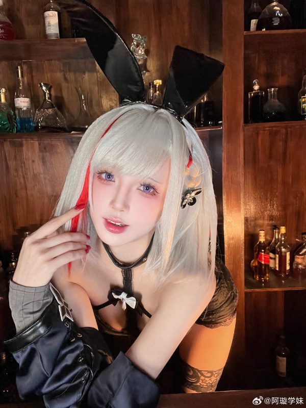 碧蓝航线阿璇学妹COS：演绎兔女郎杜伊斯堡的性感与俏皮