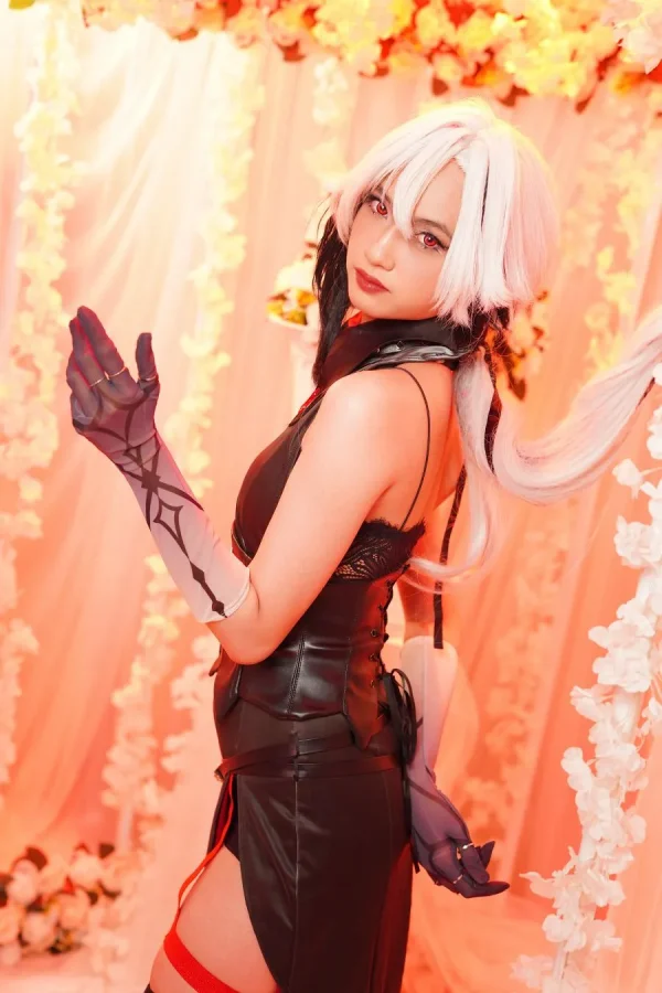 SarinOng阿蕾奇诺COS:演绎性感与酷帅并存的愚人众执行官