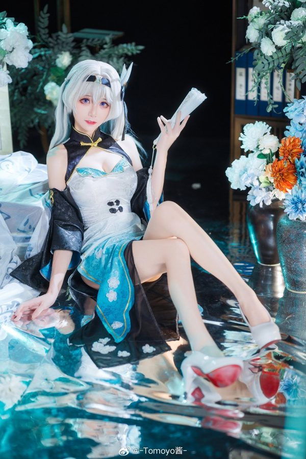 崩坏星穹铁道Tomoyo酱COS：完美演绎旗袍流萤的性感与优雅