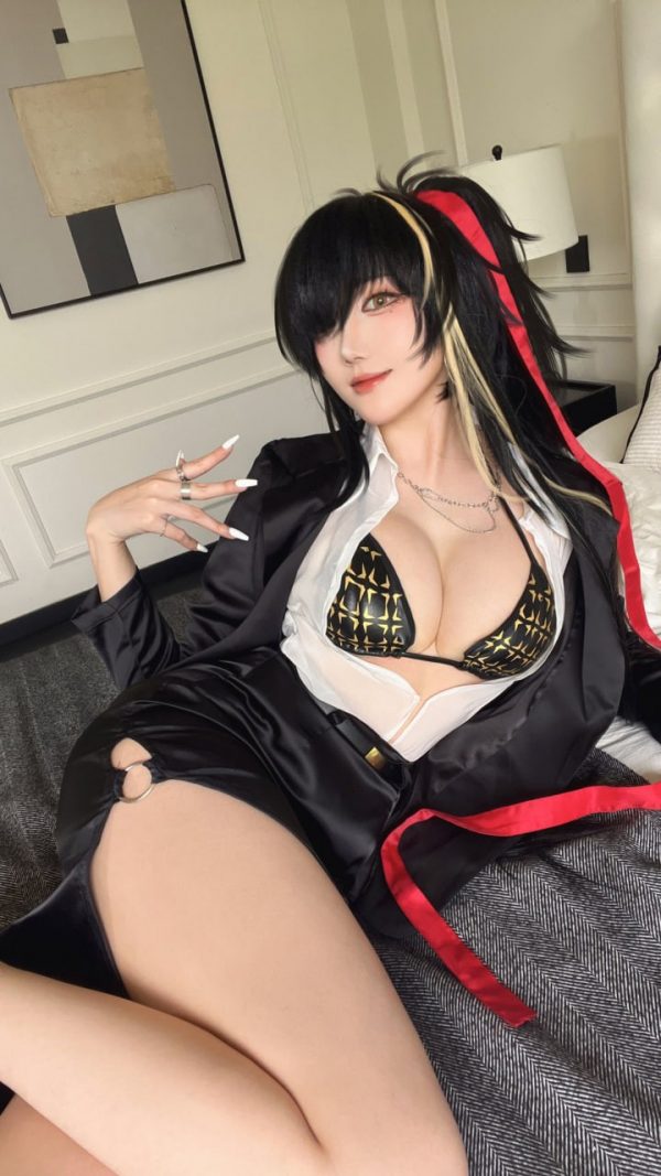 鸣潮长离COS：瓜希酱凭借惊艳颜值与百变风格征服游戏圈