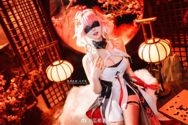 鸣潮长离COS：瓜希酱凭借惊艳颜值与百变风格征服游戏圈