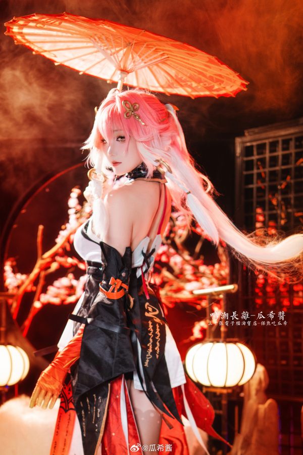 鸣潮长离COS：瓜希酱凭借惊艳颜值与百变风格征服游戏圈