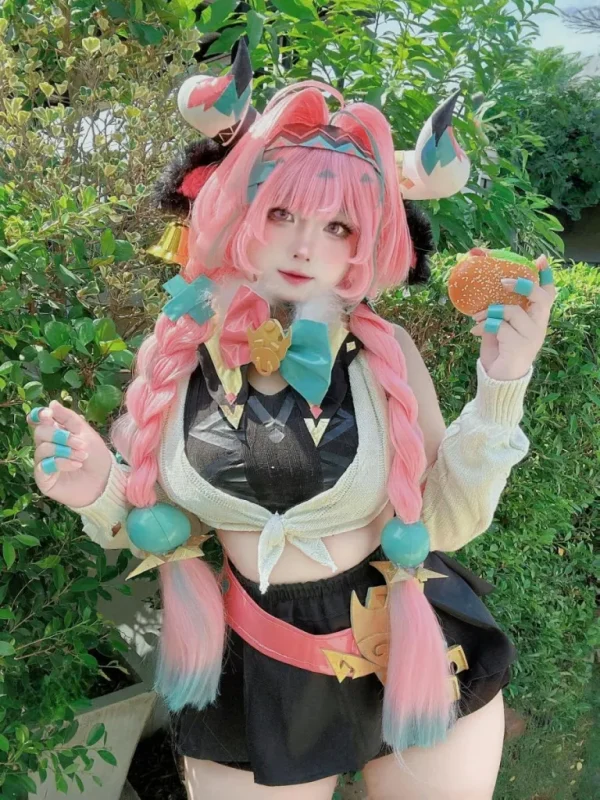 软萌与战力并存的魅力:泰国Coser Venus完美演绎原神瓦雷莎