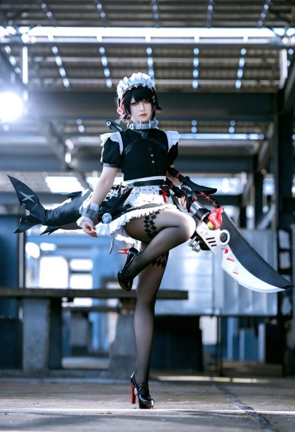 绝区零半半子COS：诠释艾莲·乔冰冷与性感并存的女仆魅力