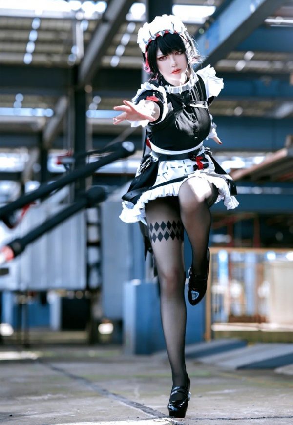 绝区零半半子COS：诠释艾莲·乔冰冷与性感并存的女仆魅力