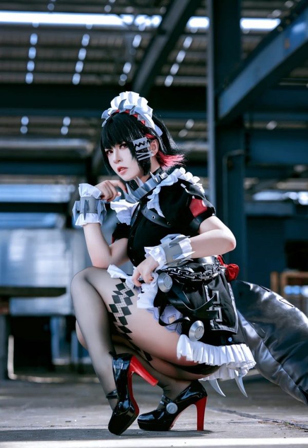 绝区零半半子COS：诠释艾莲·乔冰冷与性感并存的女仆魅力