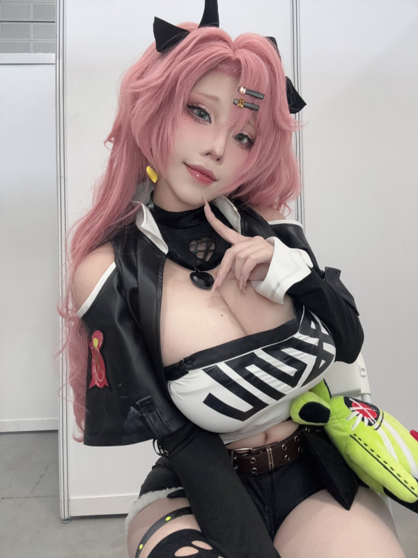 二次元与现实的甜蜜撞击:性感女神菌烨Tako引领COS新风潮 二次元与现实的甜蜜撞击:性感女神菌烨Tako引领COS新风潮