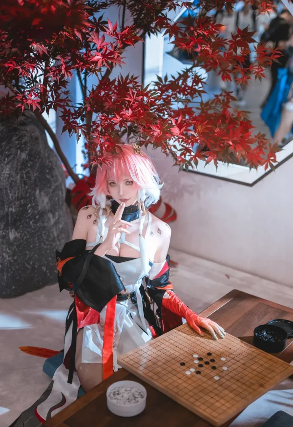 鸣潮洛丽塔大哥COS:精彩演绎长离浴火重生的智慧与美丽 - 趣画阁