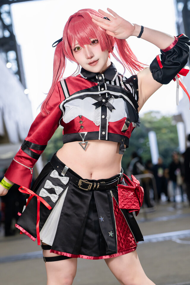 Hololive盛会：Coser御伽パセリ完美复刻宝钟玛琳，热力四射！