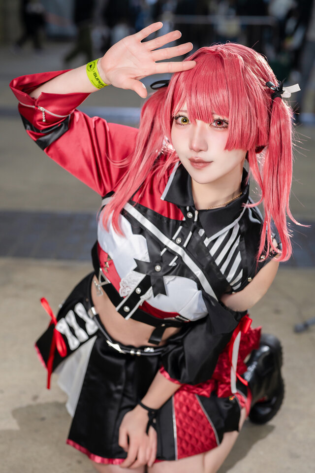 Hololive盛会：Coser御伽パセリ完美复刻宝钟玛琳，热力四射！