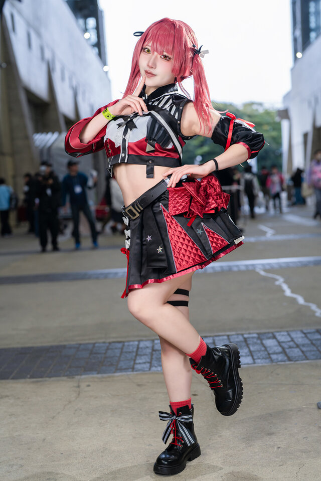 Hololive盛会：Coser御伽パセリ完美复刻宝钟玛琳，热力四射！