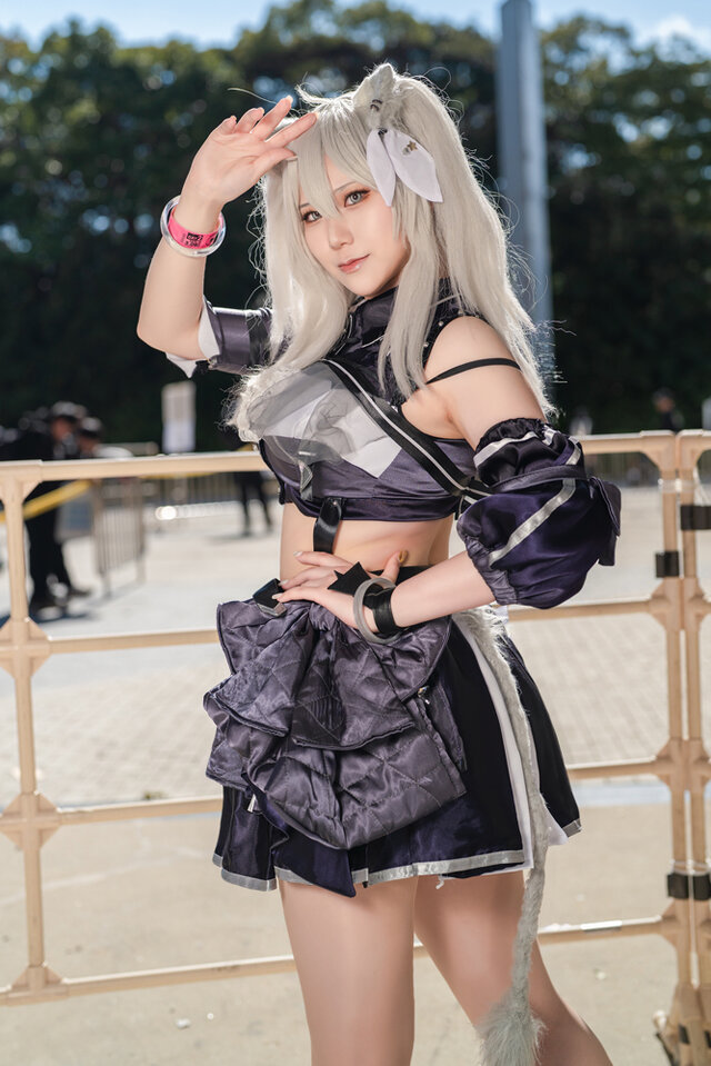 野性与魅力并存：Coser大自然まか再现狮白牡丹，震撼亮相