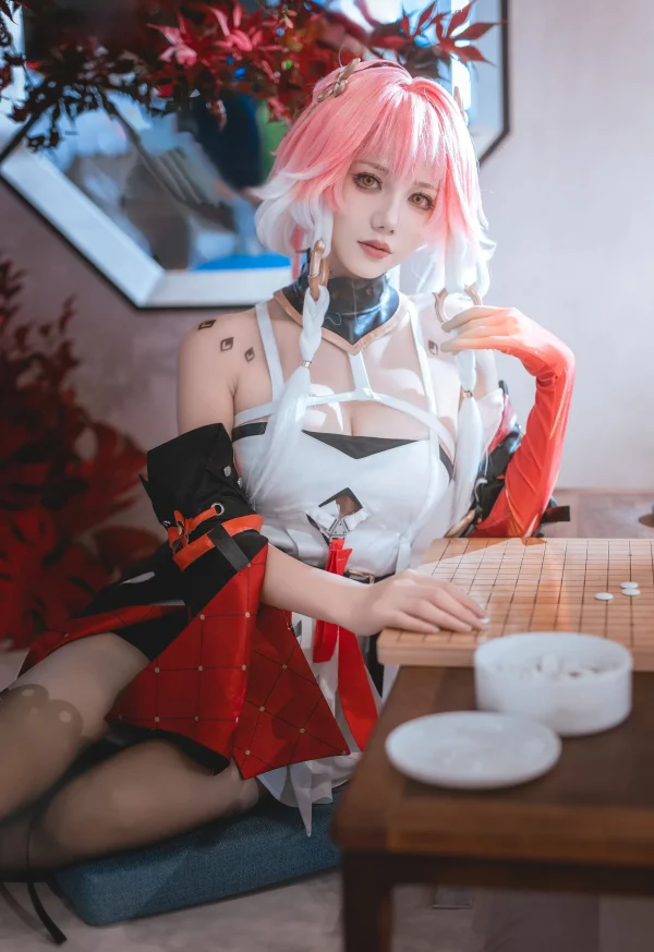 鸣潮洛丽塔大哥COS：精彩演绎长离浴火重生的智慧与美丽