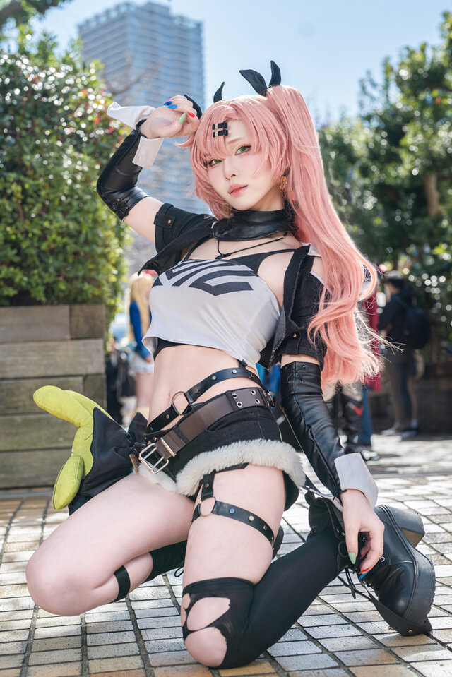 绝区零Narita妮可·德玛拉COS，性感与狡黠并存的春日惊艳