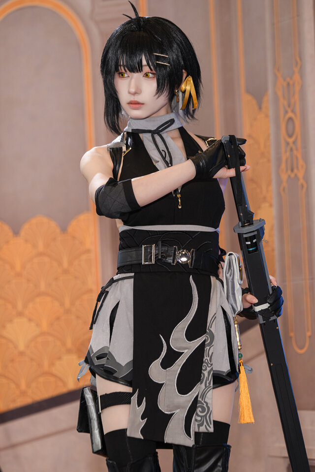 月音月见惊艳演绎鸣潮·漂泊者：一场视觉与情感交织的cos盛宴