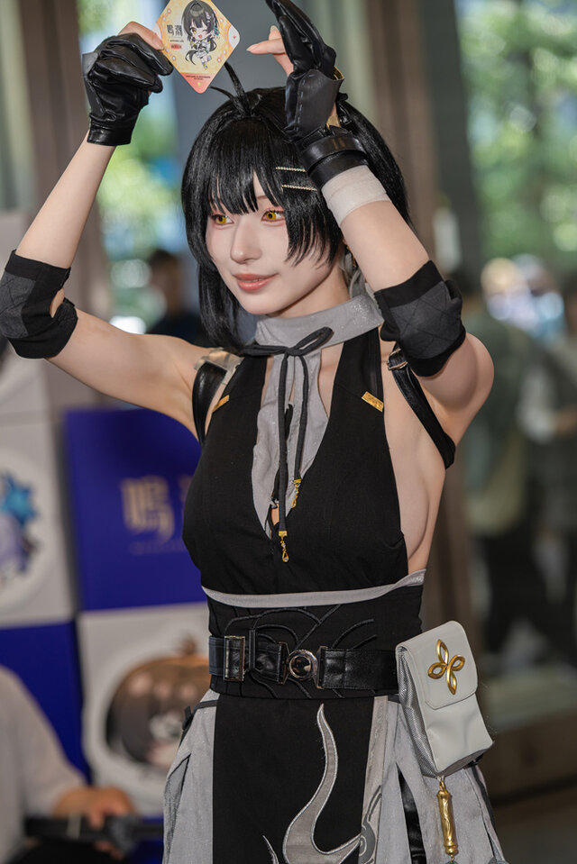 月音月见惊艳演绎鸣潮·漂泊者：一场视觉与情感交织的cos盛宴