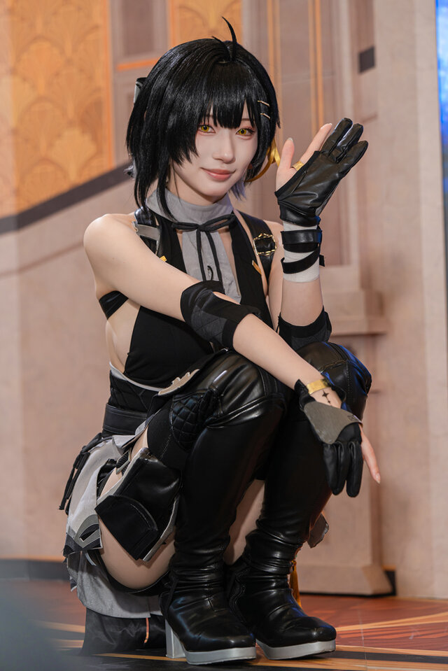 月音月见惊艳演绎鸣潮·漂泊者：一场视觉与情感交织的cos盛宴