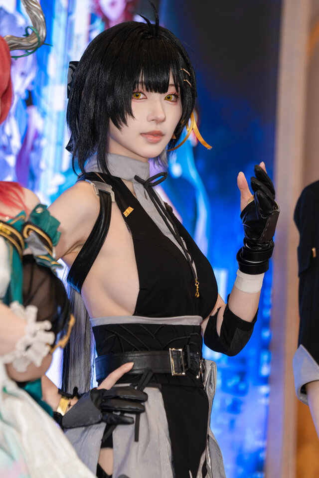 月音月见惊艳演绎鸣潮·漂泊者：一场视觉与情感交织的cos盛宴