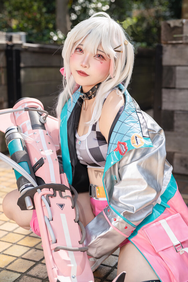 春日阳光下的狂野美：花海音うみ的豺狼cos震撼池袋阳光城