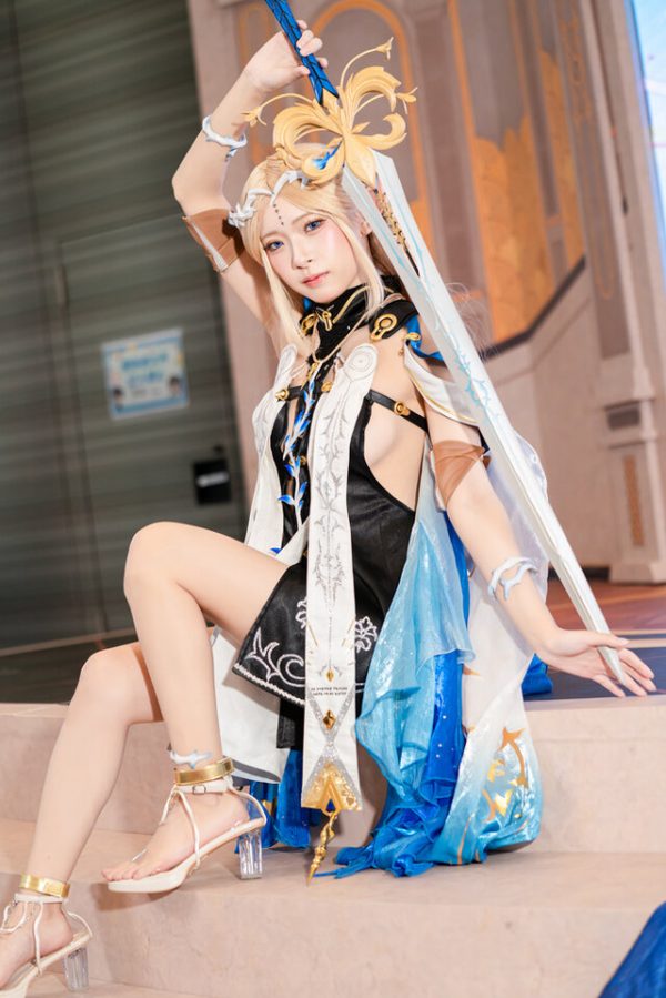 优雅与神秘交织：红羽りお深情演绎《鸣潮》卡提希娅COS