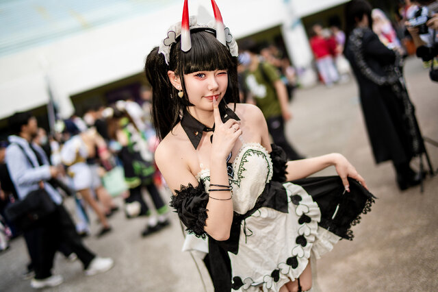 碧蓝航线能代COS：Freya妃芽神还原吊袜带御姐气场引爆漫展