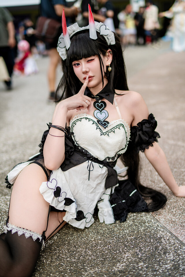 碧蓝航线能代COS：Freya妃芽神还原吊袜带御姐气场引爆漫展