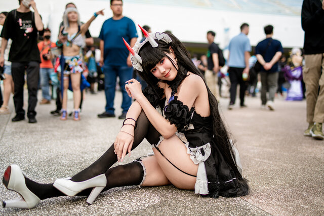 碧蓝航线能代COS：Freya妃芽神还原吊袜带御姐气场引爆漫展