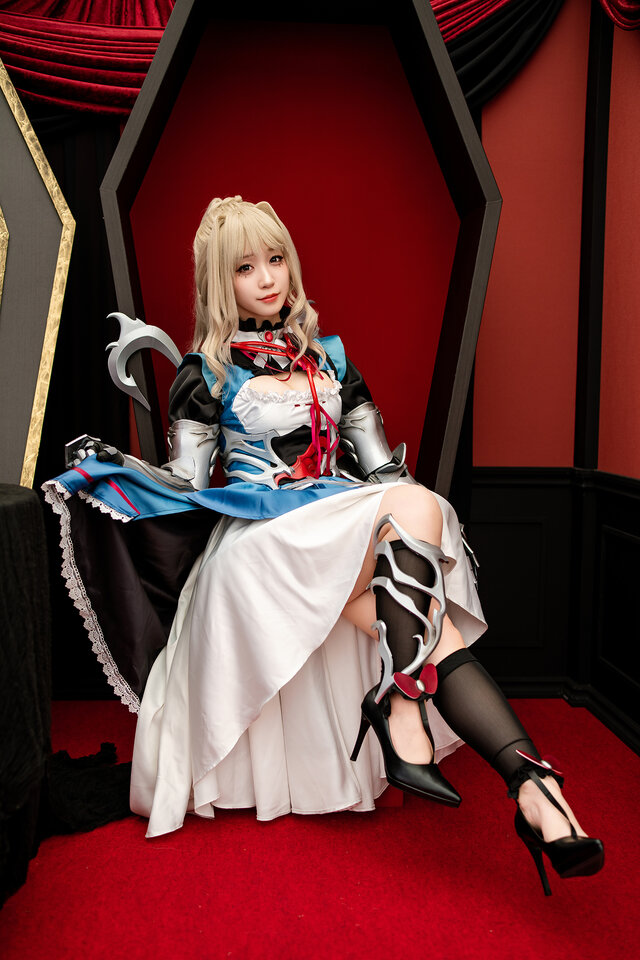 月之子现身秋叶原，伊织萌艾米cos带你走进“银与绯”世界