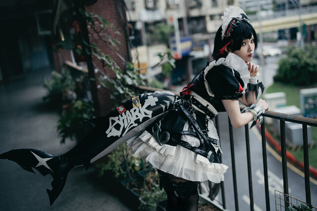 小楠Konan绝区零艾莲·乔COS：鲨鱼女仆的冰冷美学与热情