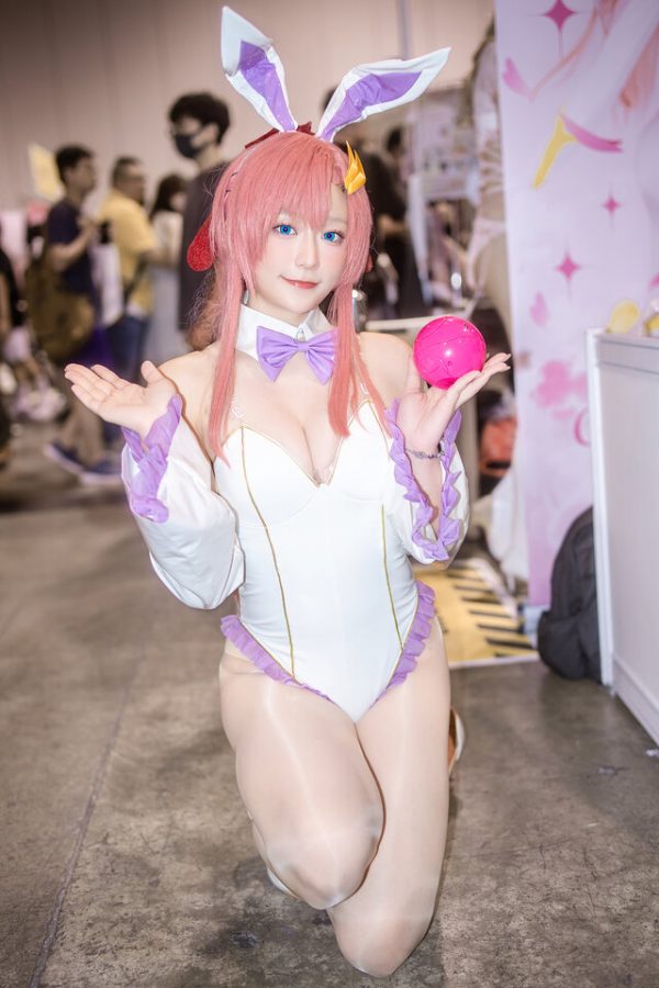 甜美与坚韧并重:格蕾丝·薰W演绎拉克丝·克莱茵兔女郎COS 甜美与坚韧并重:格蕾丝·薰W演绎拉克丝·克莱茵兔女郎COS