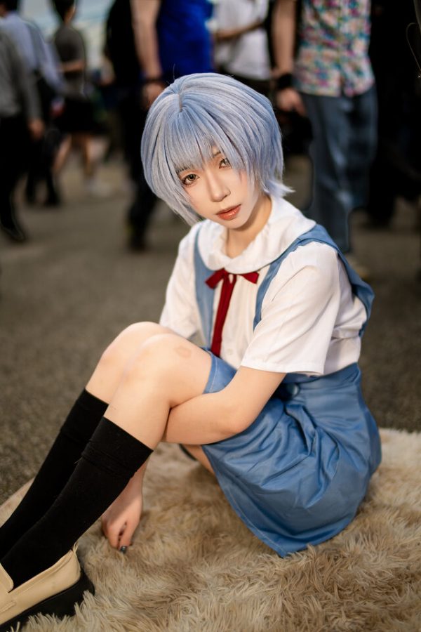 从二次元走入现实：欸抖绫波丽COS完美诠释三无少女的魅力