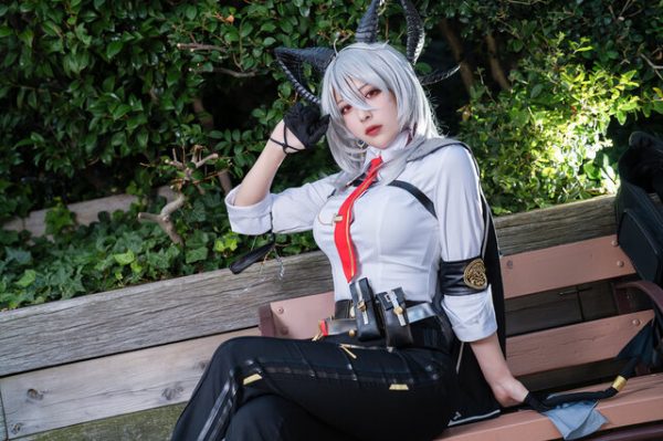 鲁拉Rura鸣潮·赞妮COS：性感干练的金融精英气场扑面而来