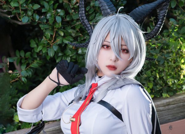 鲁拉Rura鸣潮·赞妮COS：性感干练的金融精英气场扑面而来