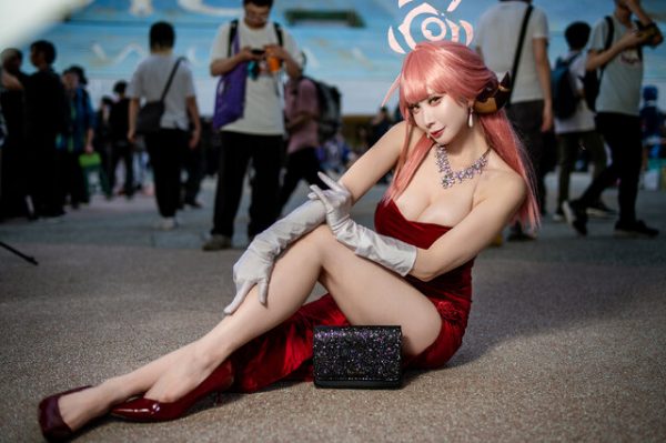 台湾PF动漫节亮点：小律陆八魔爱露COS，红裙气场惊艳四座