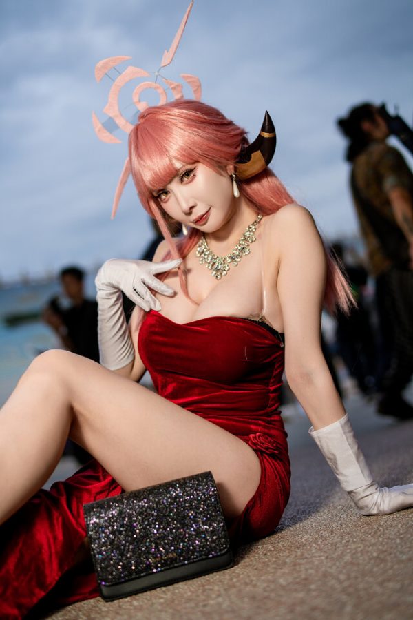 台湾PF动漫节亮点：小律陆八魔爱露COS，红裙气场惊艳四座